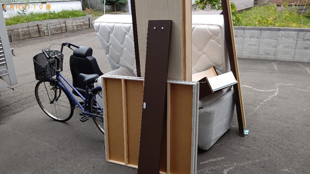 マットレス付きダブルベッド、二人掛けソファー、自転車等の回収
